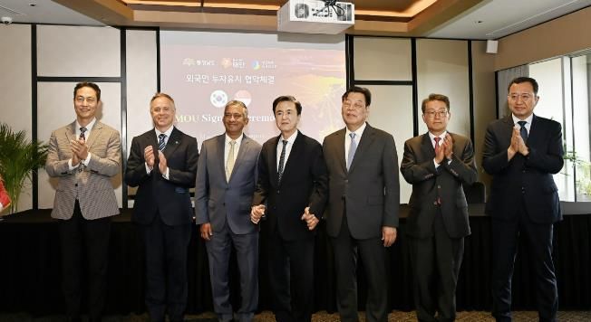 6일 싱가포르에서 투자협약을 맺는 모습.