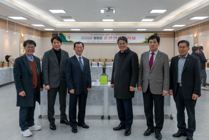 지난 6일 김돈곤 청양군수가 노인일자리사업 참여자를 격려하고 있다.