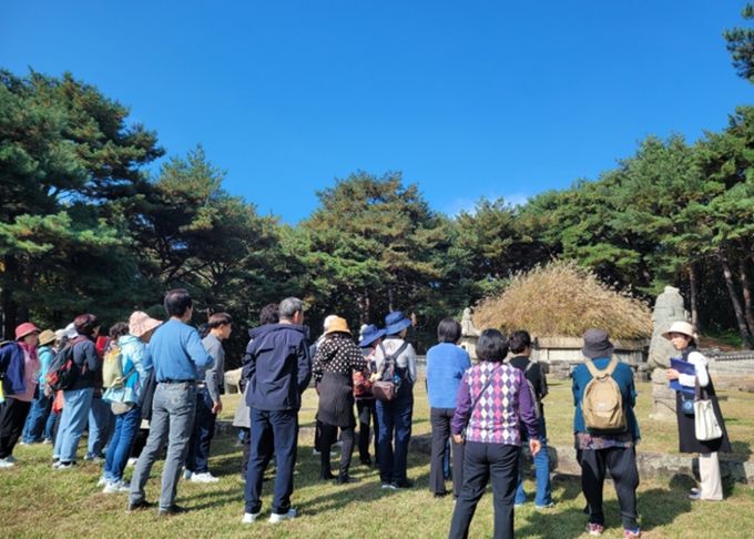 ‘동구릉 해설을 하고 있는 문화관광해설사의 모습’