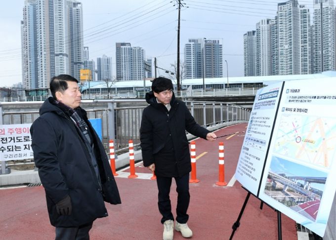 갈매천 자전거도로 연결 교량에 대해 보고받는 백경현 구리시장