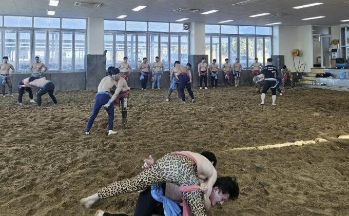 태안군 전용씨름장에서 전지훈련을 실시하고 있는 선수들의 모습