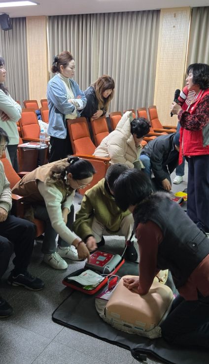 금산군 체험농장주·늘봄학교 강사 대상 대한적십자사 응급처치 실습 교육 모습