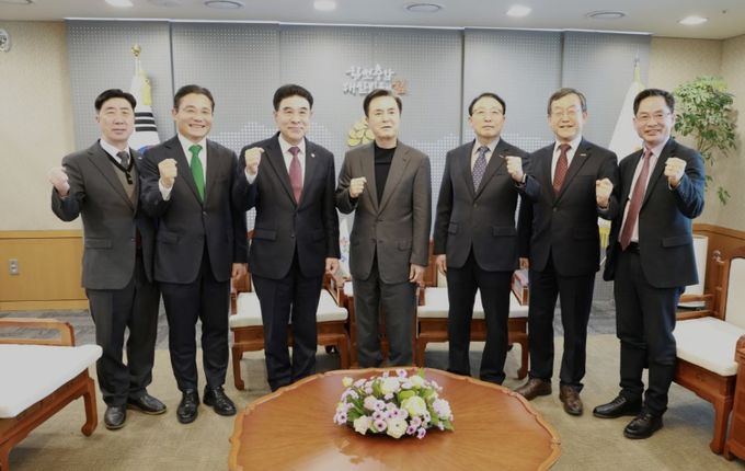 충남 계룡시는 12일 충남도청에서 ‘2026년 대한민국 국제방위산업 전시회(KADEX)’ 개최 준비 상황을 확인하고 상호 협력 방안을 논의했다.