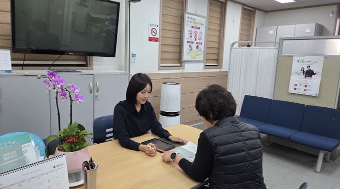 박수진 팀장이 사전연명의료의향서 작성에 대해 민원인에게 설명하고 있다.