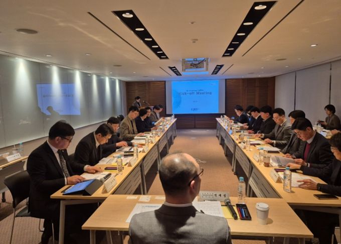 화성특례시와 HL디앤아이한라 컨소시엄 관계자들이 화성~오산 고속화도로 사업 협상을 위한 킥오프 회의를 진행하고 있다