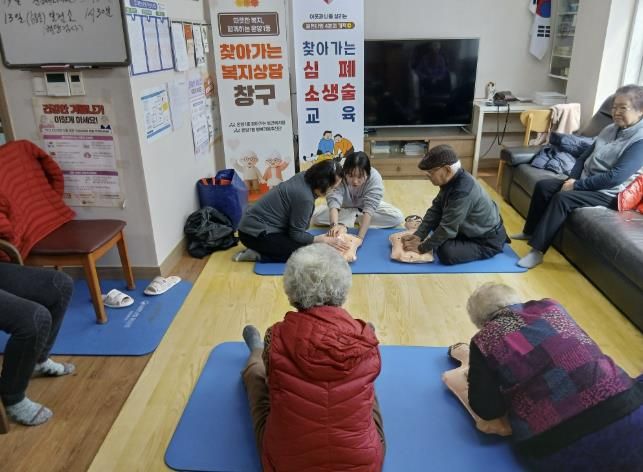 아산시 온양1동 찾아가는 보건복지팀이 주민들을 대상으로 복지 상담 및 심폐소생술(CPR) 교육, 혈압·혈당 측정 등 건강서비스를 제공하고 있다.