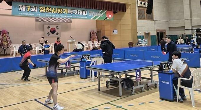 생활체육관에서 진행된 제7회 영천시장기 탁구대회에서 탁구 동호인들의 열띤 경기가 펼쳐지고 있다.