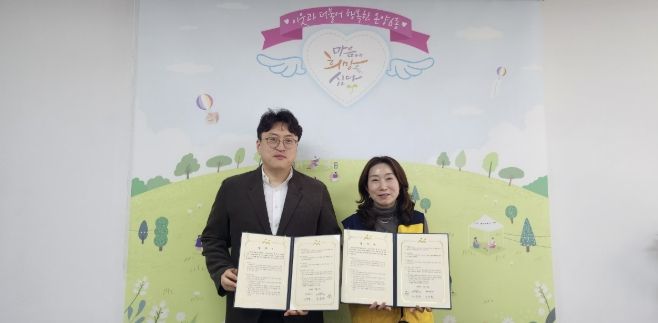 정기후원 협약을 체결한 후 기념 촬영을 하고 있다.