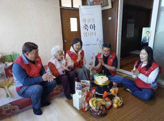 아산시 인주면 행복키움추진단원들이 90세 이상 독거 어르신을 직접 찾아 생신상을 차려드리고 함께 기념 촬영을 하고 있다.
