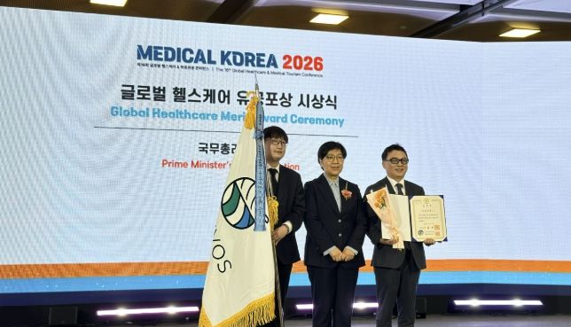 최준환 ㈜와우보스 대표가 ‘메디컬코리아 2026 글로벌 헬스케어 유공’ 국무총리상을 받고 있다.
