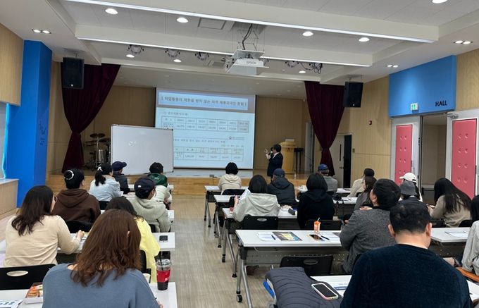 수원시 글로벌청소년드림센터가 ‘성인전환기 체류자격 설명회’를 개최하고 있다.