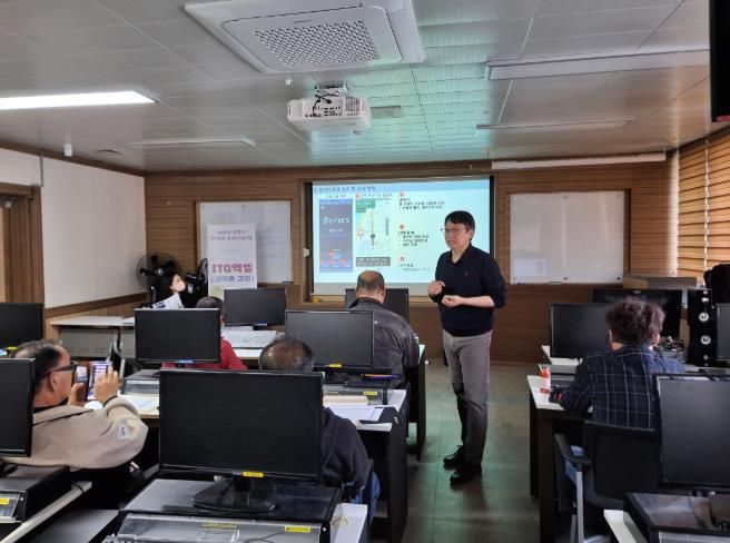 지난 24일 바우처 택시기사들을 대상으로 역량강화 교육을 진행하고 있다.