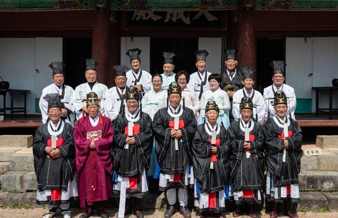 지난 24일, 정산향교 춘기 석전대제 참석자들이 단체 기념촬영을 하고 있다.