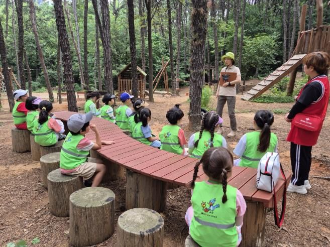 지난해 어린이들이 청당2공원 유아숲체험원에서 정기수업을 받고 있다.