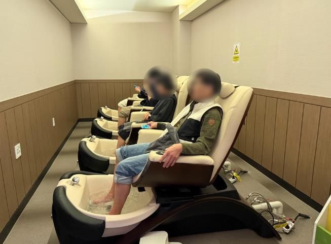 천안시가 2026년 시티투어 신규 테마코스로 도입한 ‘웰빵투어’ 참가자들이 힐링 스파 센터에서 체험을 즐긴 후 빵돌가마 마을을 방문해 천안의 대표 빵을 시식하며 즐거운 시간을 보내고 있다.