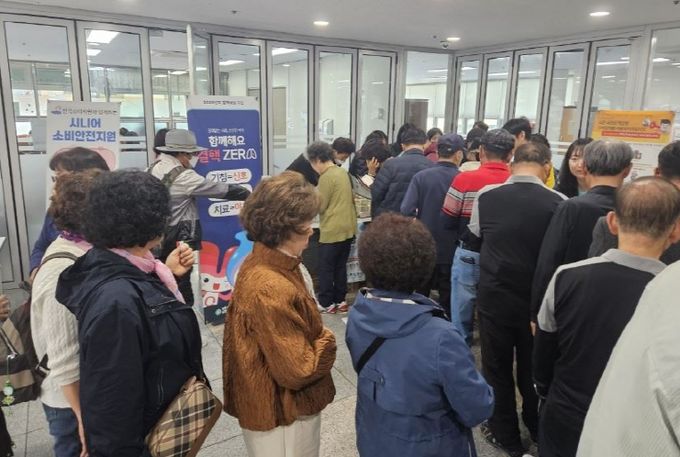 충남 계룡시는 26일 ‘제16회 결핵의 날’을 맞아 노인복지관에서 어르신 대상 결핵 예방 캠페인을 실시했다.