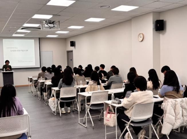 천안시도서관본부가 26일 사서직 공무원을 대상으로 직무교육을 진행하고 있다.