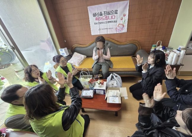 둔포면 행복키움추진단원들이 홀몸 어르신 가정을 방문해 생신을 축하하며 기념촬영을 하고 있다.