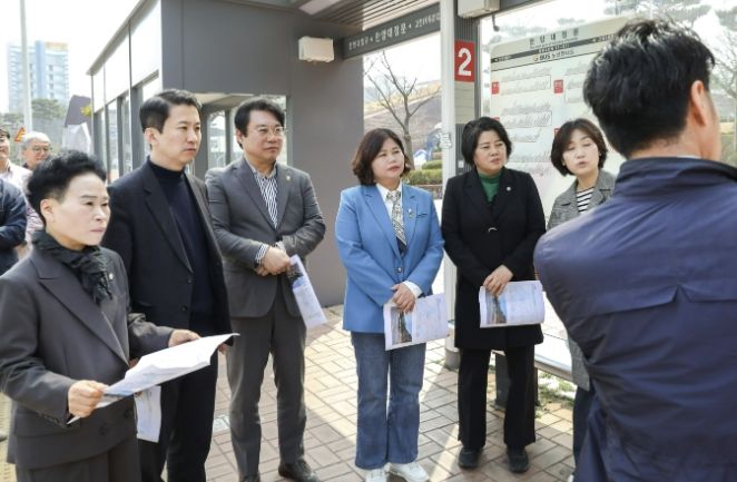 안산시의회 도시환경위원회가 지난 26일 한양대정문 버스정류소를 방문해 버스정류소 개선공사 추진 현황을 점검했다. 사진은 이날 현장활동의 모습.