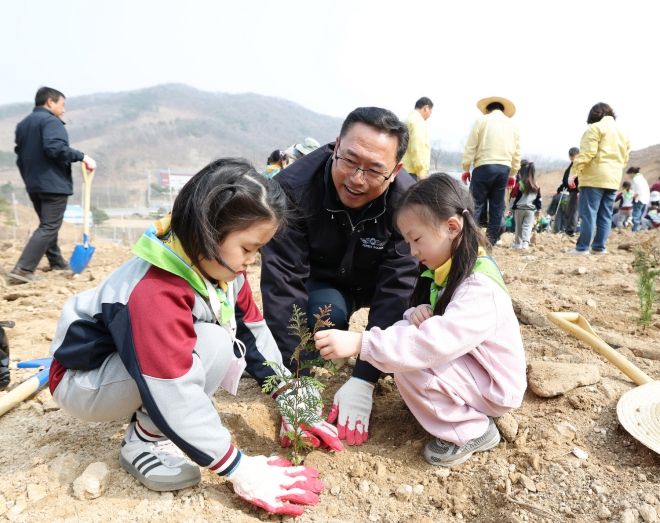 제81회 식목일 기념 나무심기 행사에 동참했다.