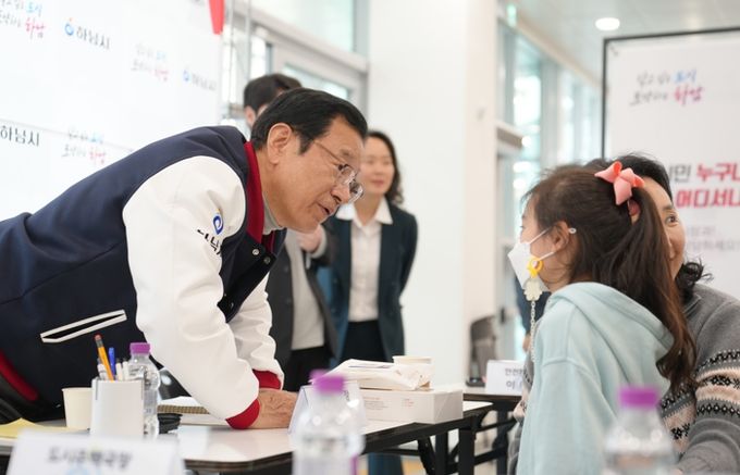 이현재 시장이 27일 감일복합커뮤니티센터에서 개최된 ‘제19회 이동시장실’을 찾은 시민들의 목소리에 귀를 기울이고 있다.