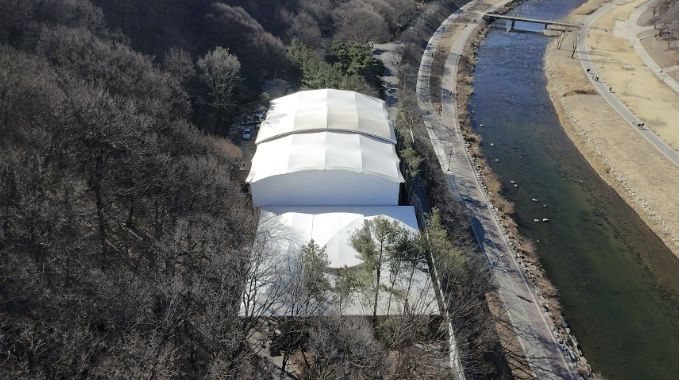 성남시 구미동 구미공원 내 게이트볼장(앞쪽)과 배드민턴장(뒤쪽) 에 지붕이 설치돼 있다