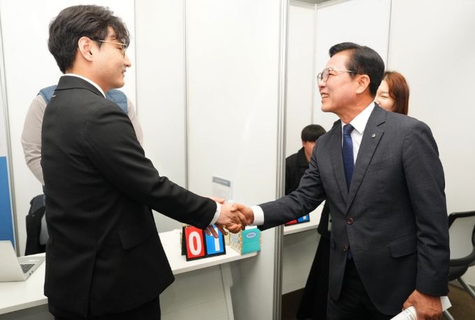 31일 천안시청 대회의실에서 열린 ‘2026 청년 일자리 매칭데이’에서 지역 청년 구직자들이 참여 기업 부스를 찾아 채용 면접을 보고 있다.