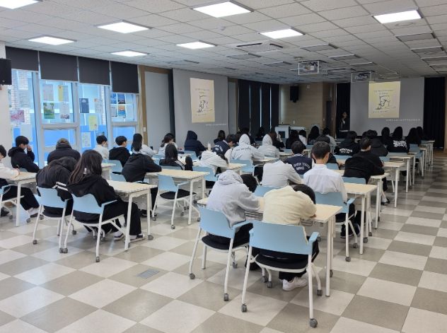 지난 3월 31일, 청양고등학교 학생들을 대상으로 전문강사가 생명존중 교육을 진행하고 있다.