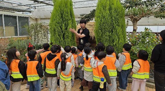 1. 천안시농업기술센터가 어린이들과 함께 식물관찰 교실을 진행하고 있다.