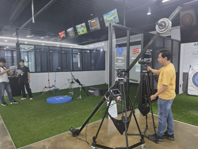 중소기업 사업장에서 해외 홍보용 영상 촬영을 하고 있다.