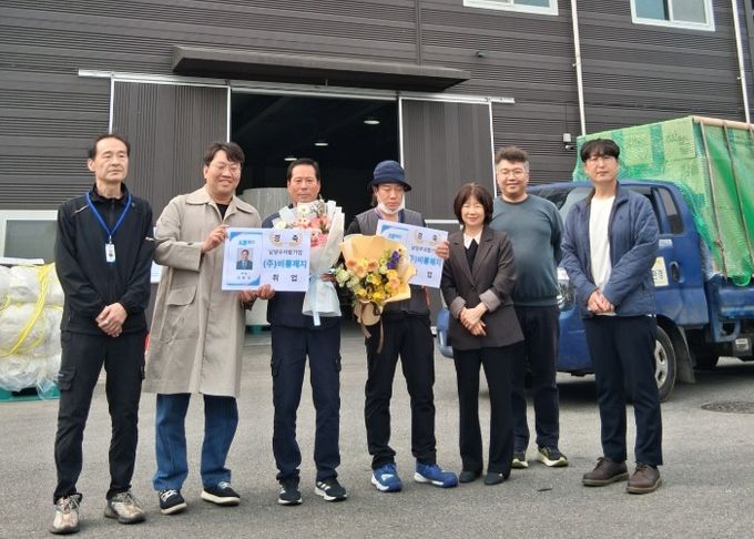 좌측 두 번째부터 김준식 경기남양주지역자활센터장, 자활센터 참여자 2인, 홍성희 복지행정과장