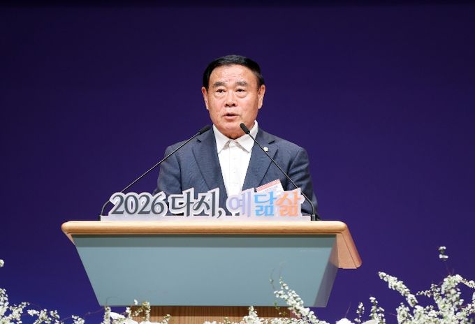 이재식 수원특례시의회 의장이 5일 중앙침례교회에서 열린 ‘2026 수원 부활절 대축제’ 연합예배에서 인사말을 하고 있다.
