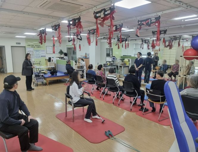 6일 단원보건소 3층 물리치료실에서 장애인 대상 '나선안정화 재활(SPS) 프로그램'을 진행하고 있다.