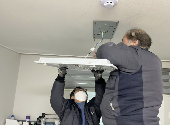 주거복지사업단이 효자손플러스 서비스를 통해 LED등 교체 작업을 하고 있다.