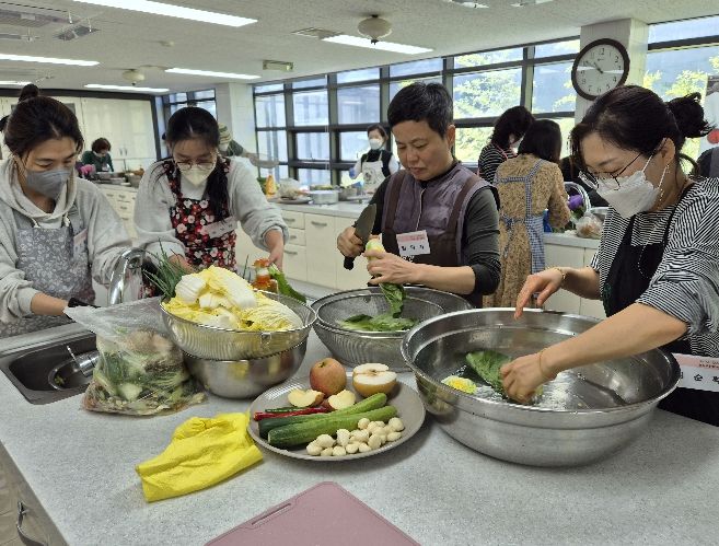 김치 만들기 교육 모습