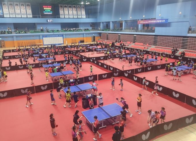 7일 밀양시배드민턴경기장에서 ‘제52회 회장기 전국초등학교 탁구대회’ 개막을 앞두고 참가 선수들이 연습에 매진하고 있다.