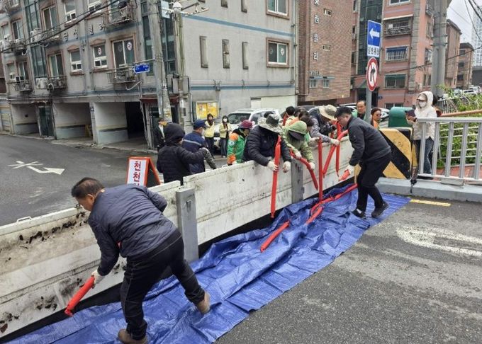 10일 집중호우에 앞서 목감천 개명교 일원에서 목감천 범람에 대비한 차수판 설치 훈련을 하고 있다.