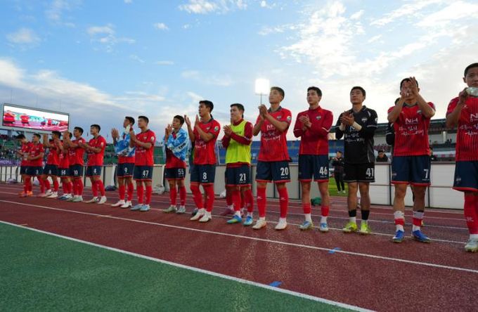 4월 12일 안양전 홈경기에서 김천상무 선수단이 경기 후 홈관중에게 인사하고 있다