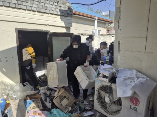 아산시 온양3동 관계자들이 주거취약계층 가구를 방문해 주거환경개선 대청소를 실시하고 있다.