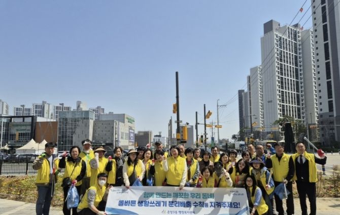 온양3동 주민들이 '제65회 아산 성웅 이순신 축제'를 앞두고 거리 환경정비 활동에 참여해 골목 곳곳을 청소하고 있다.