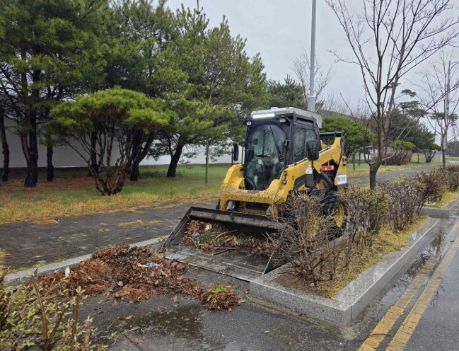 석문국가산업단지 내 도로 청소 현장