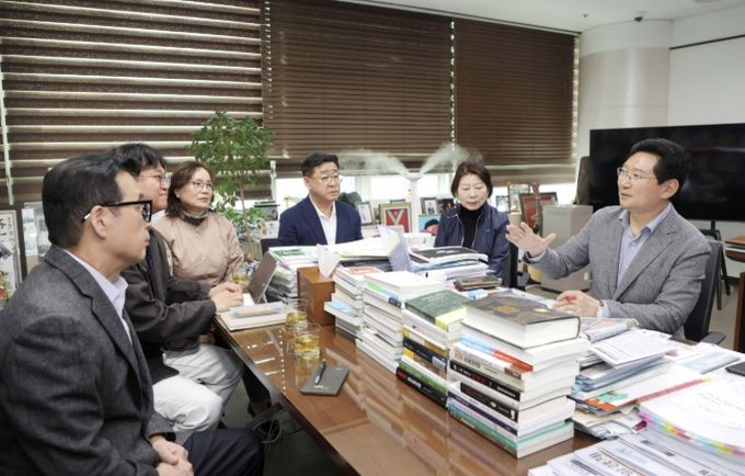 용인특례시 수지구 동천동 공동주택 7곳의 입주자대표회의 주민들은 14일 시청을 방문해 대중교통 개선을 건의했다