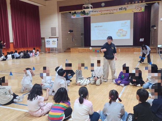 1. 천안시 치매안심센터가 15일 천안초등학교에서 치매인식 개선 프로그램을 운영하고 있다.