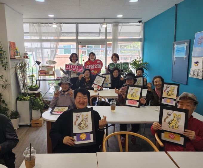오산시 신장2동, 어르신 정서지원 ‘행복 담은 화실’ 운영…민화로 봄의 정취 나눠