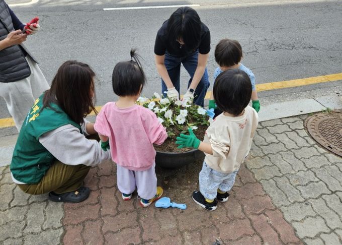 고양시 중산1동, 봄맞이 초화 심기 행사 개최